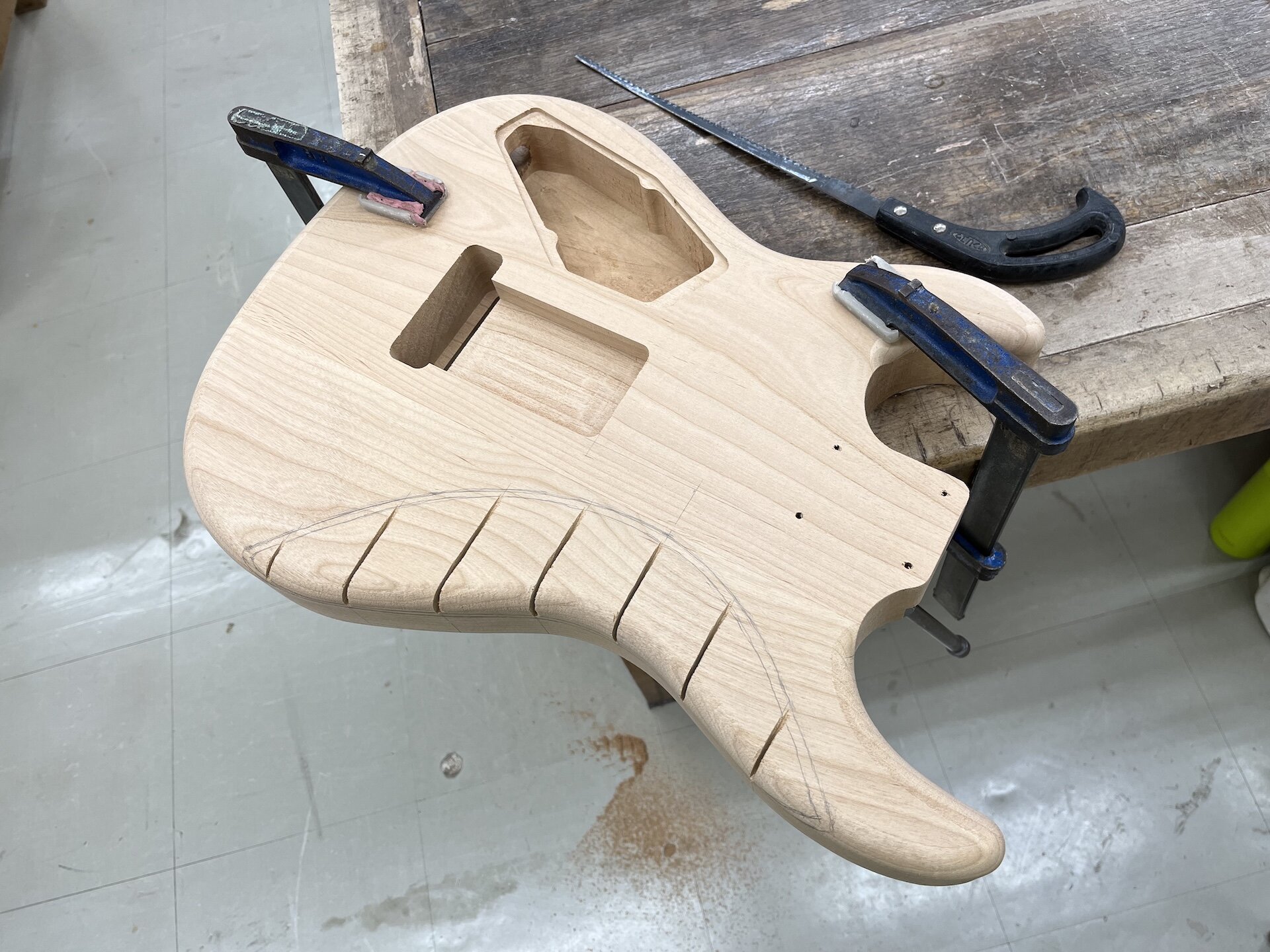 ボディ加工：バックカット