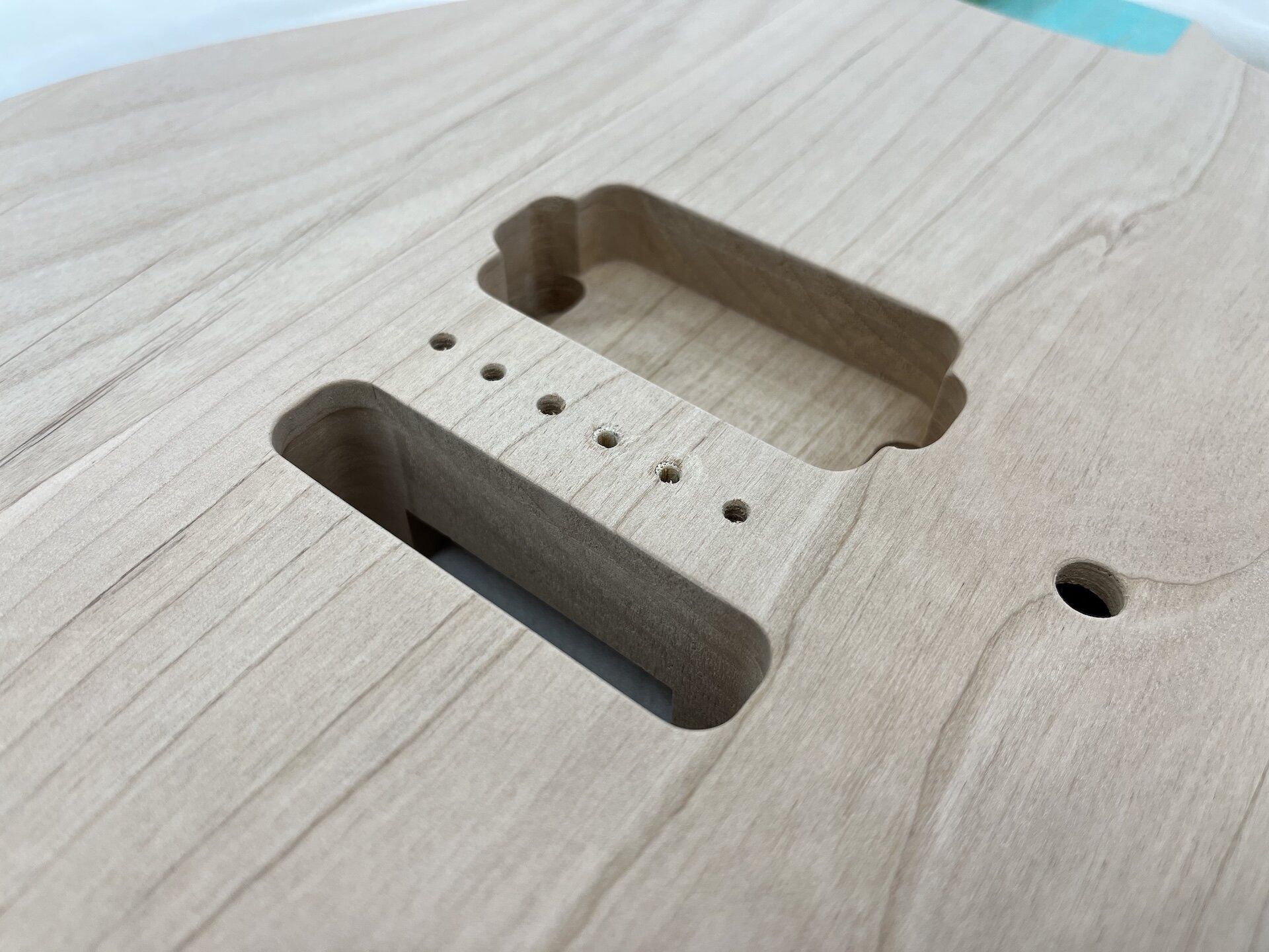 シンクロナイズドトレモロの取り付けネジの下穴