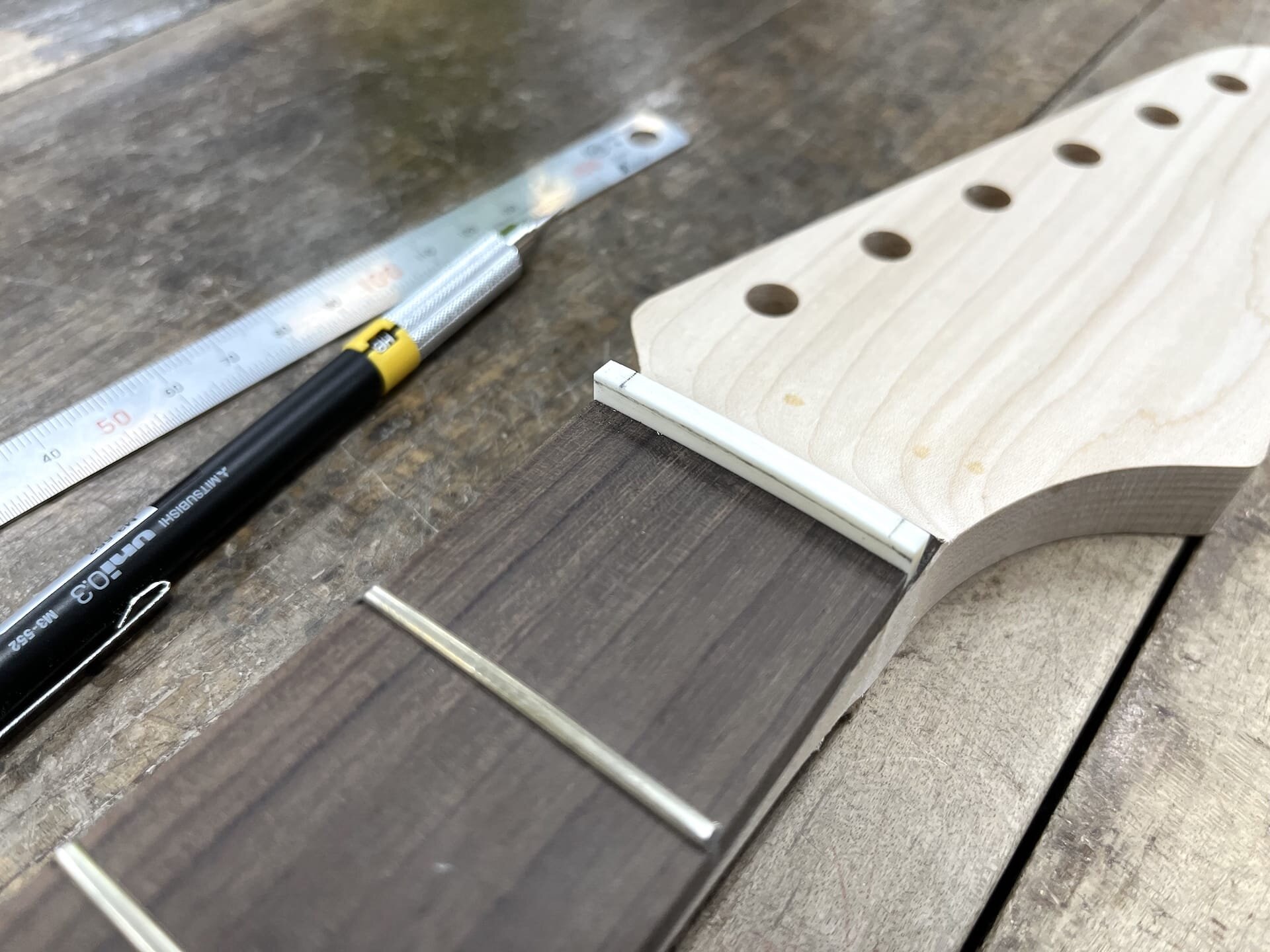 ネック加工 - ナットの溝切り