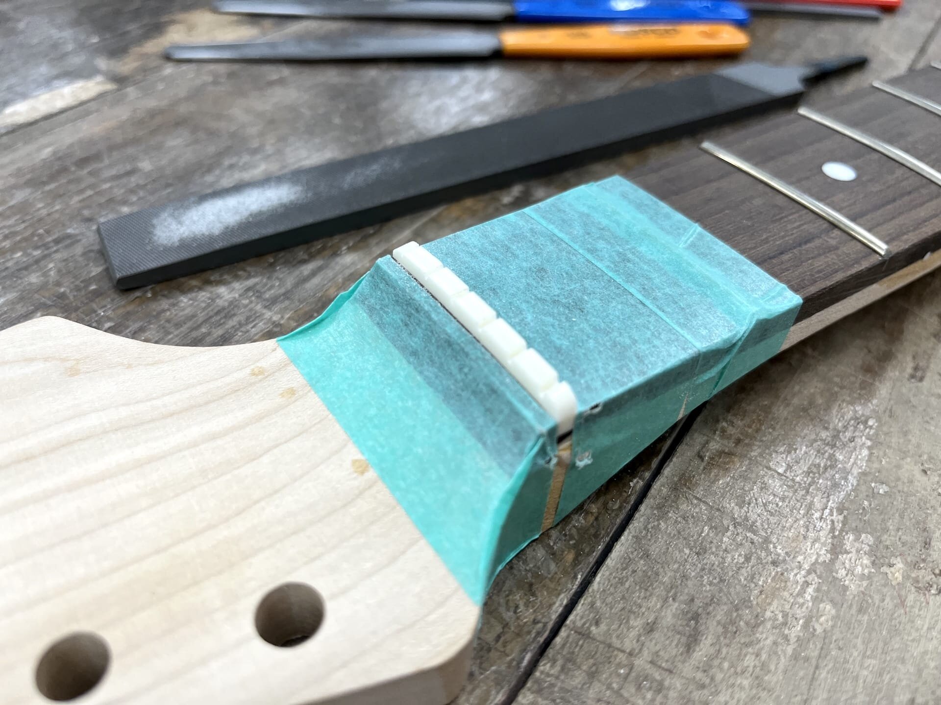 ネック加工 - ナットの溝切り