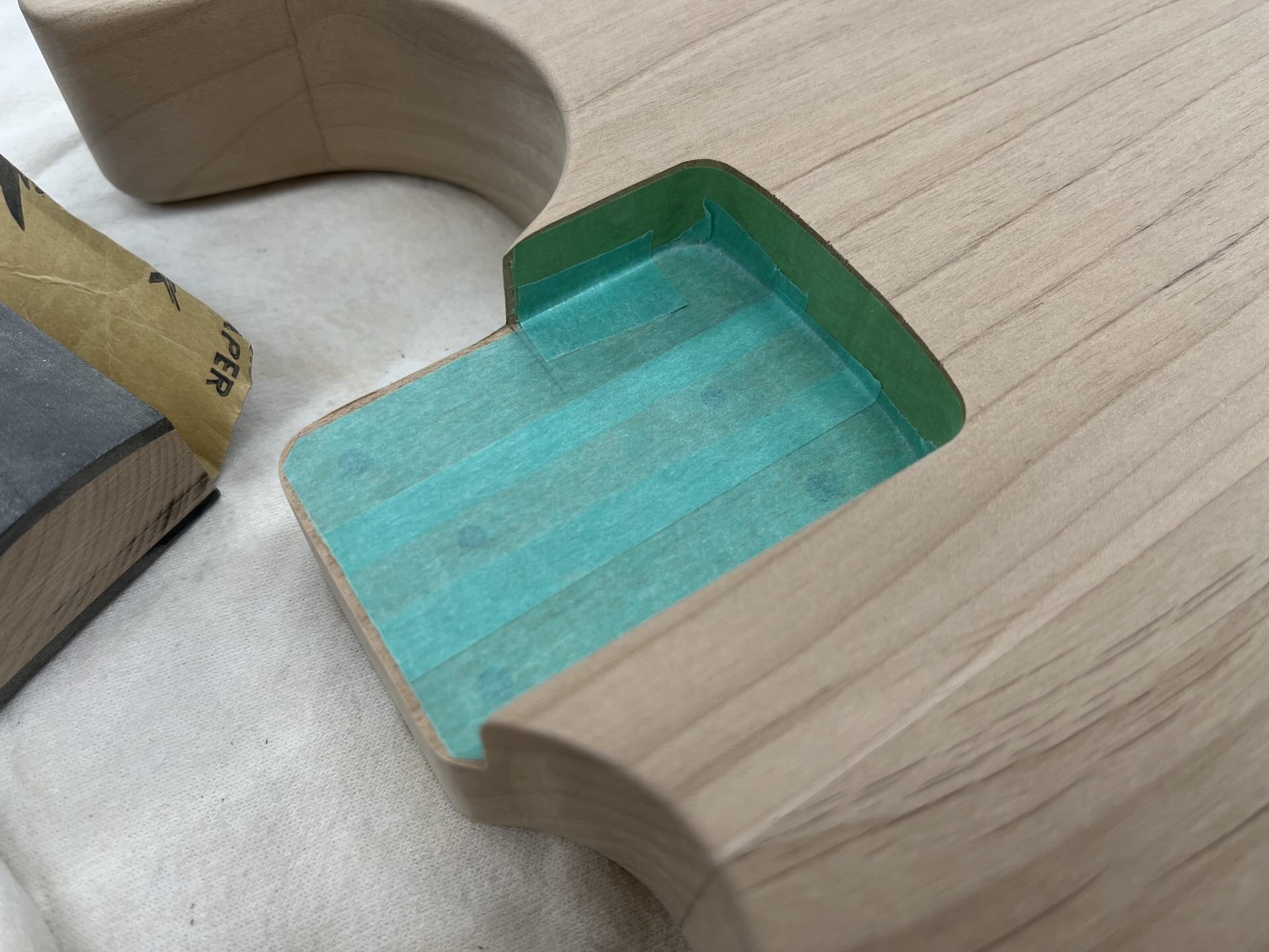 ボディ塗装準備：ネックポケットのマスキング