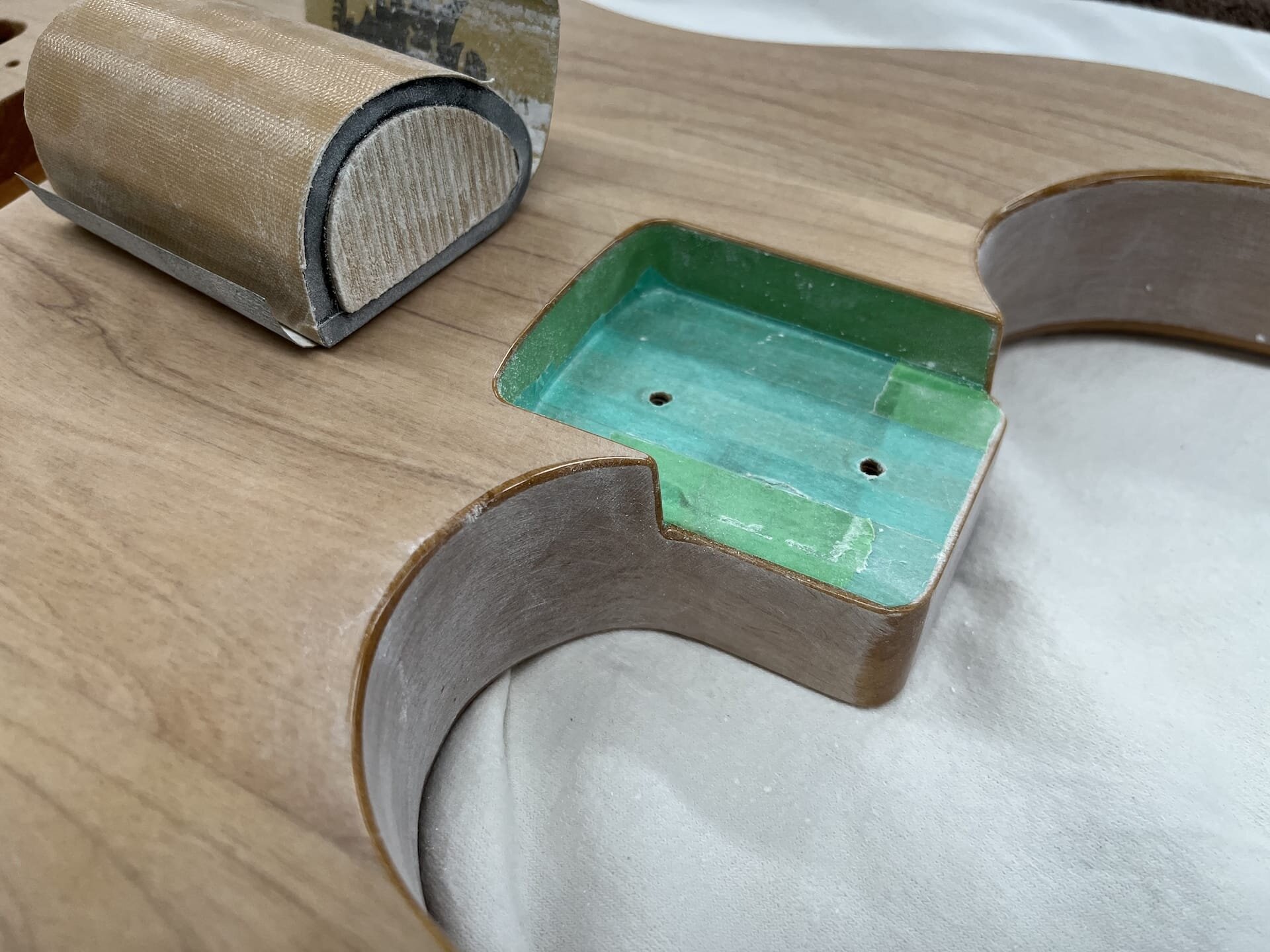 ボディ塗装準備：サンデインングシーラーのサンディング