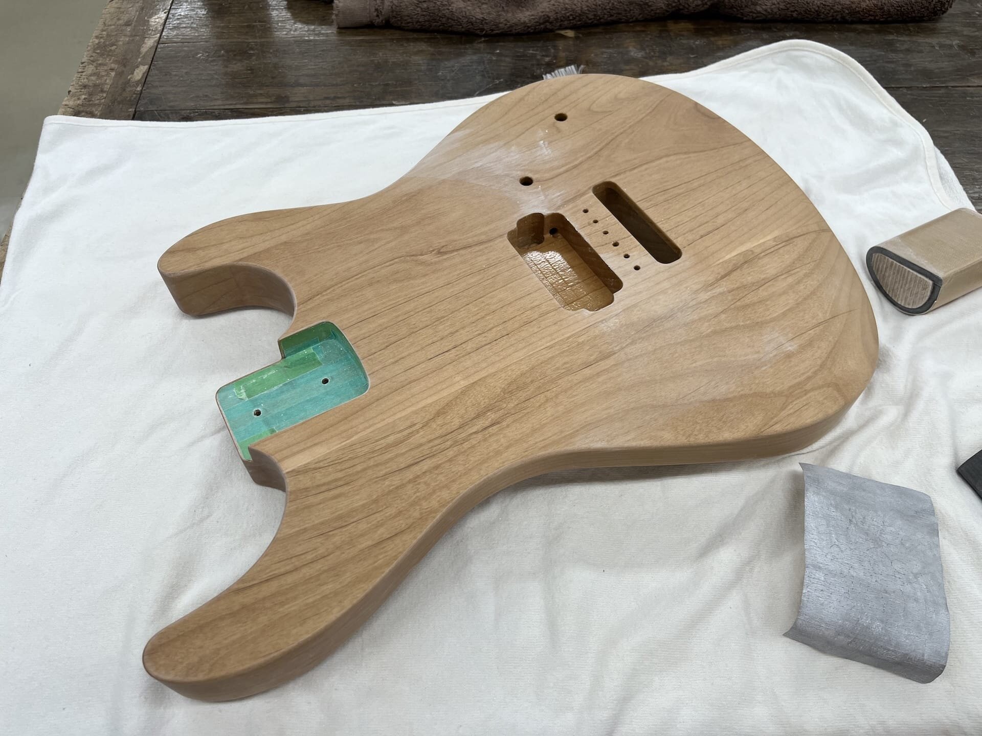 ボディ塗装準備：サンデインングシーラーのサンディング（面取りR部分）