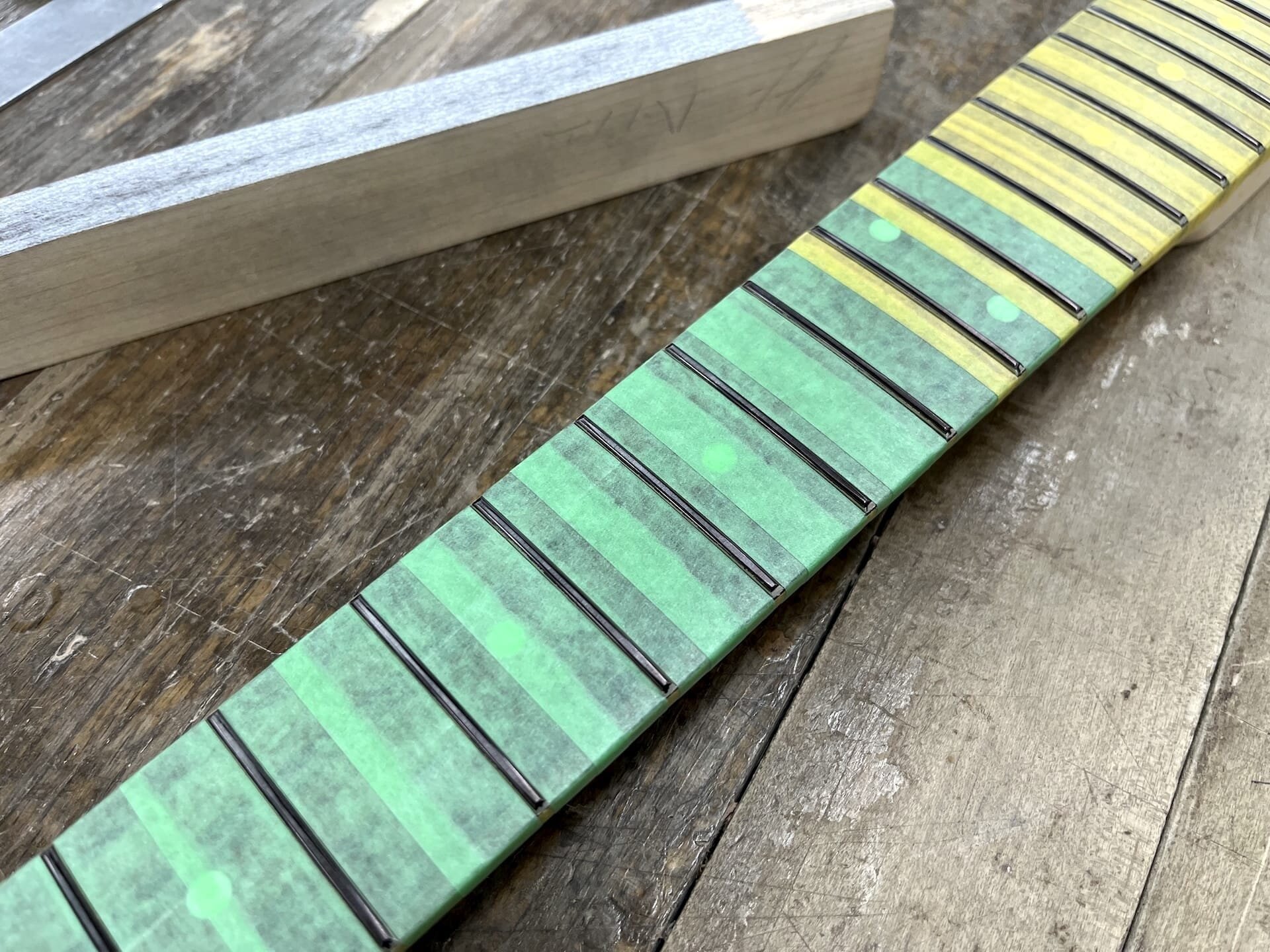 ネックの制作 - フレットのすり合わせ - マスキング