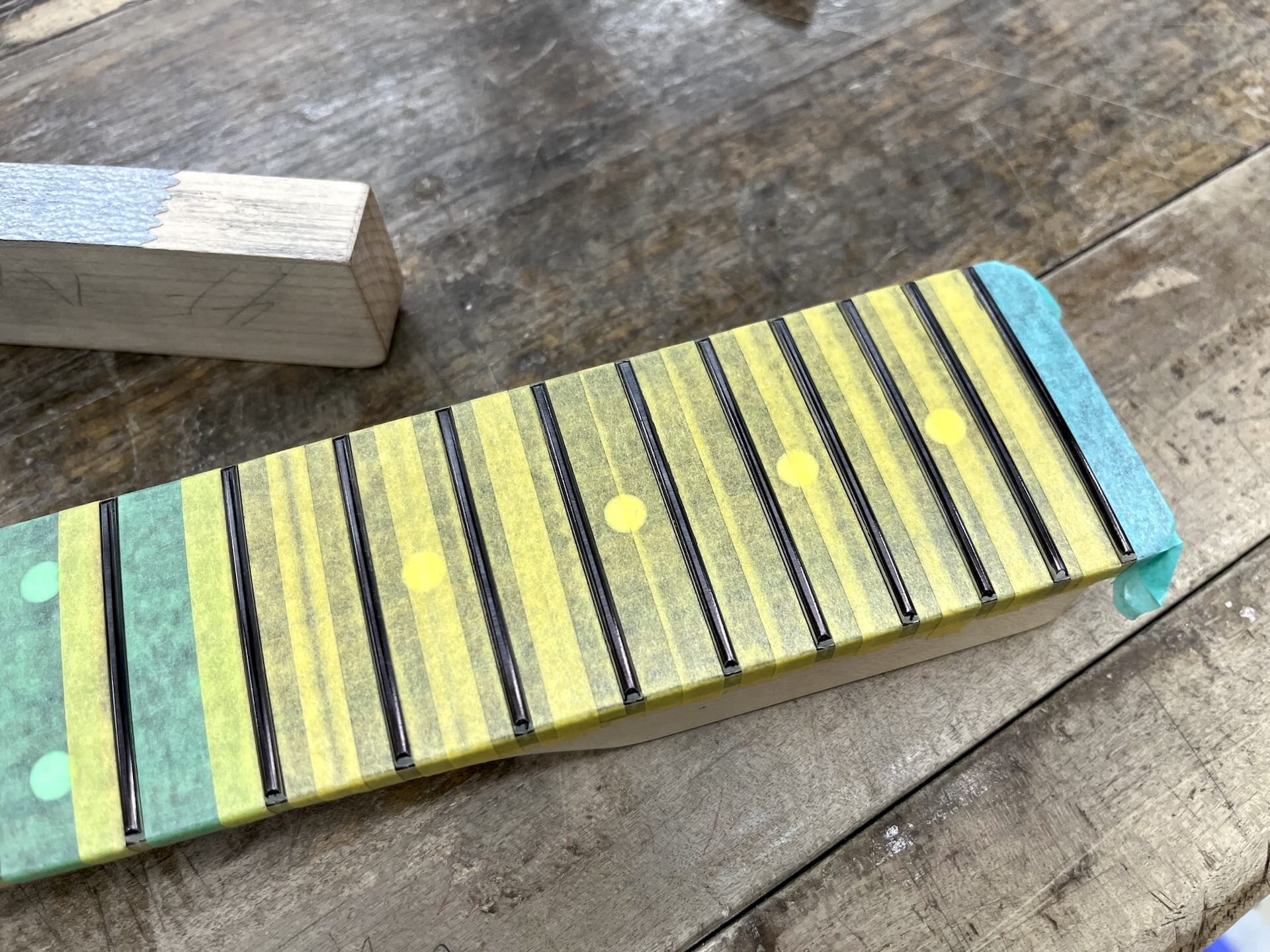 ネックの制作 - フレットのすり合わせ - マスキング