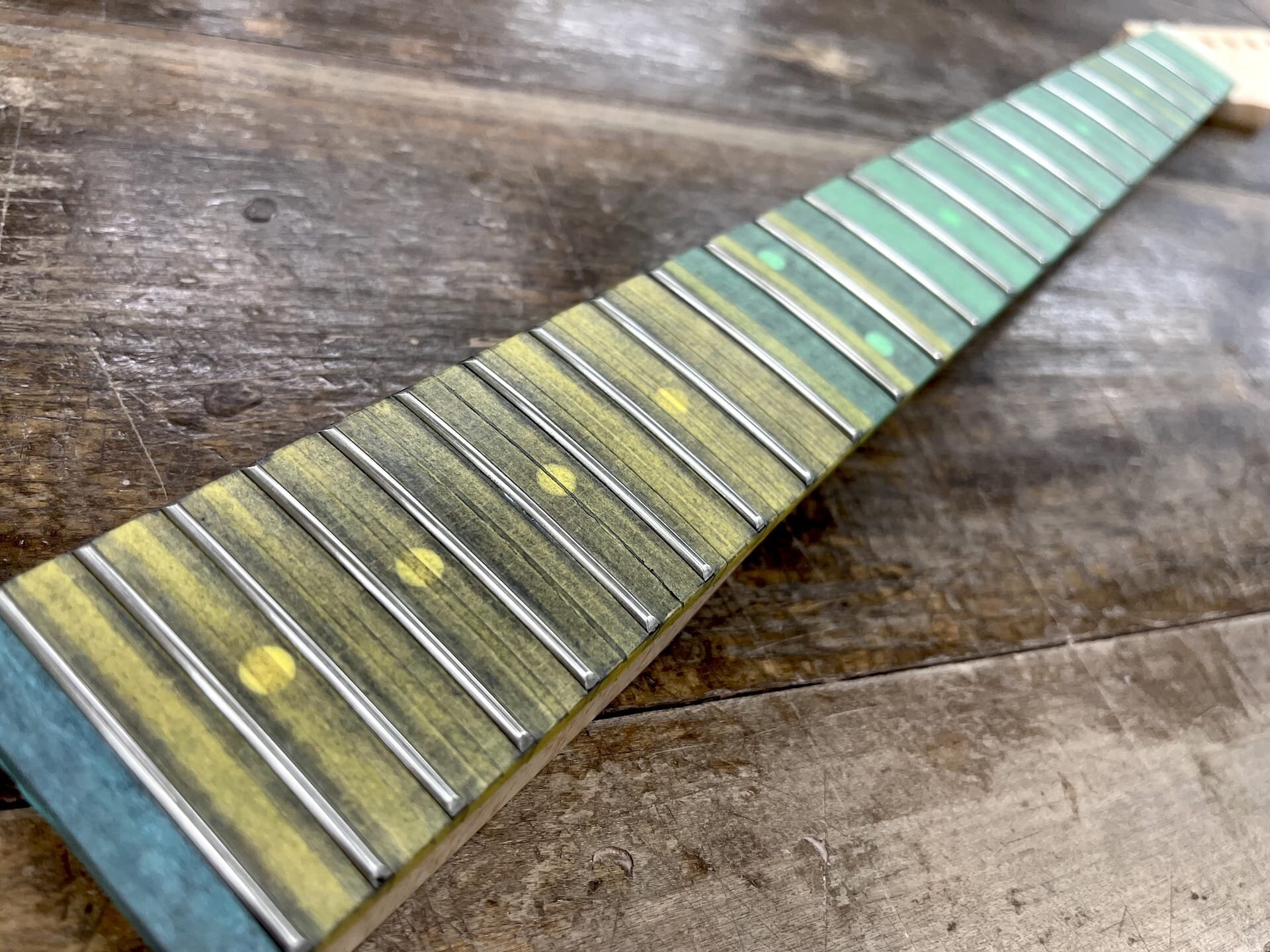 ネックの制作 - フレットのすり合わせ - 角処理（ガラガラ）